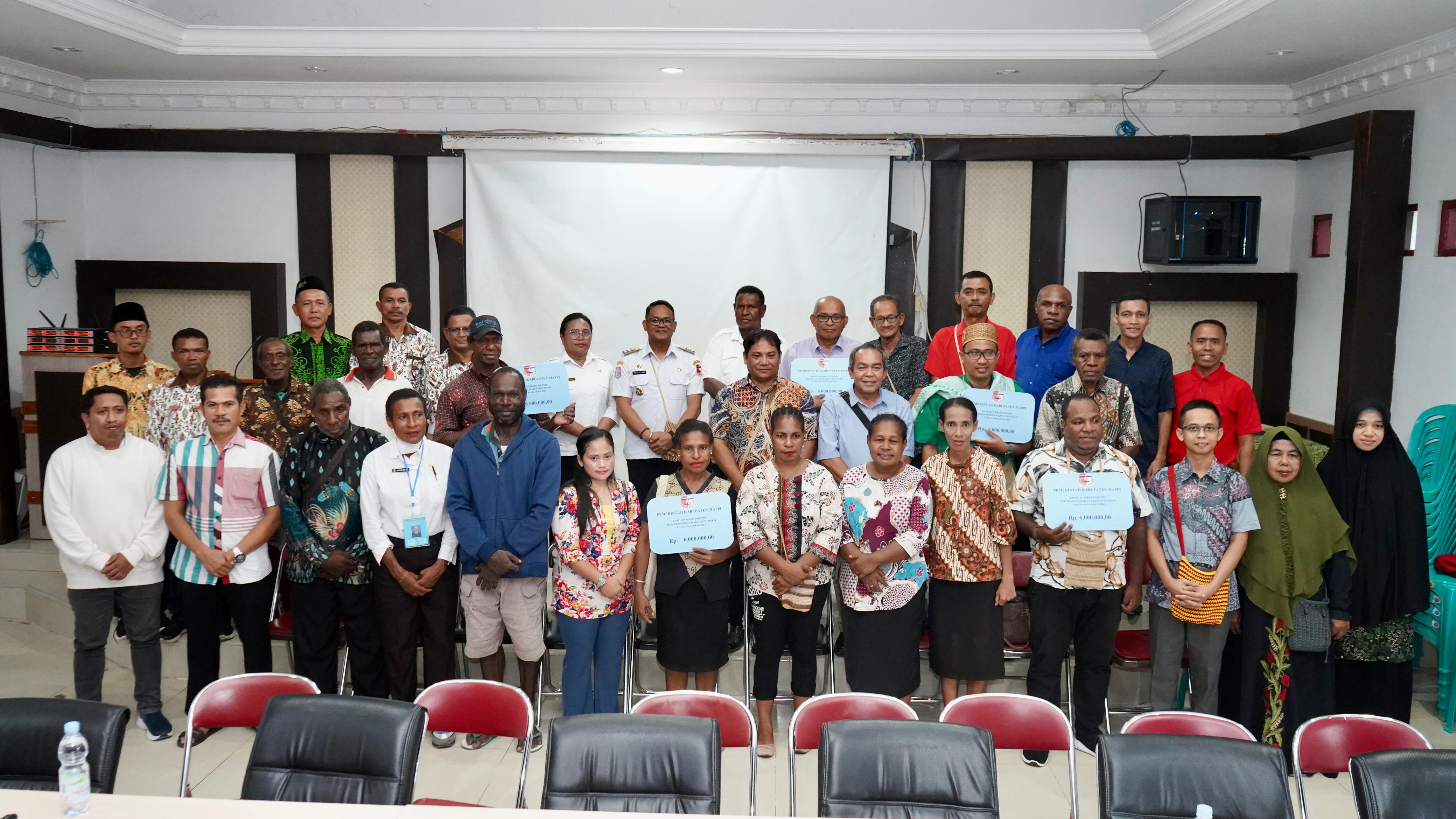 Foto bersama Pj Bupati Mappi Michael Gomar dengan penerima manfaat. Foto: Pemkab Mappi